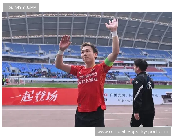 辽宁铁人邦本宜裕中场摆脱,转身一脚送到肋部 辽宁铁人邦本宜裕中场摆脱,转身一脚送到肋部